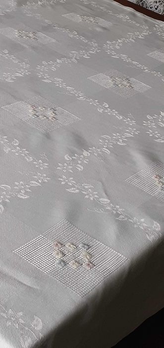 Obrus biały satynowy wzór oraz hafty