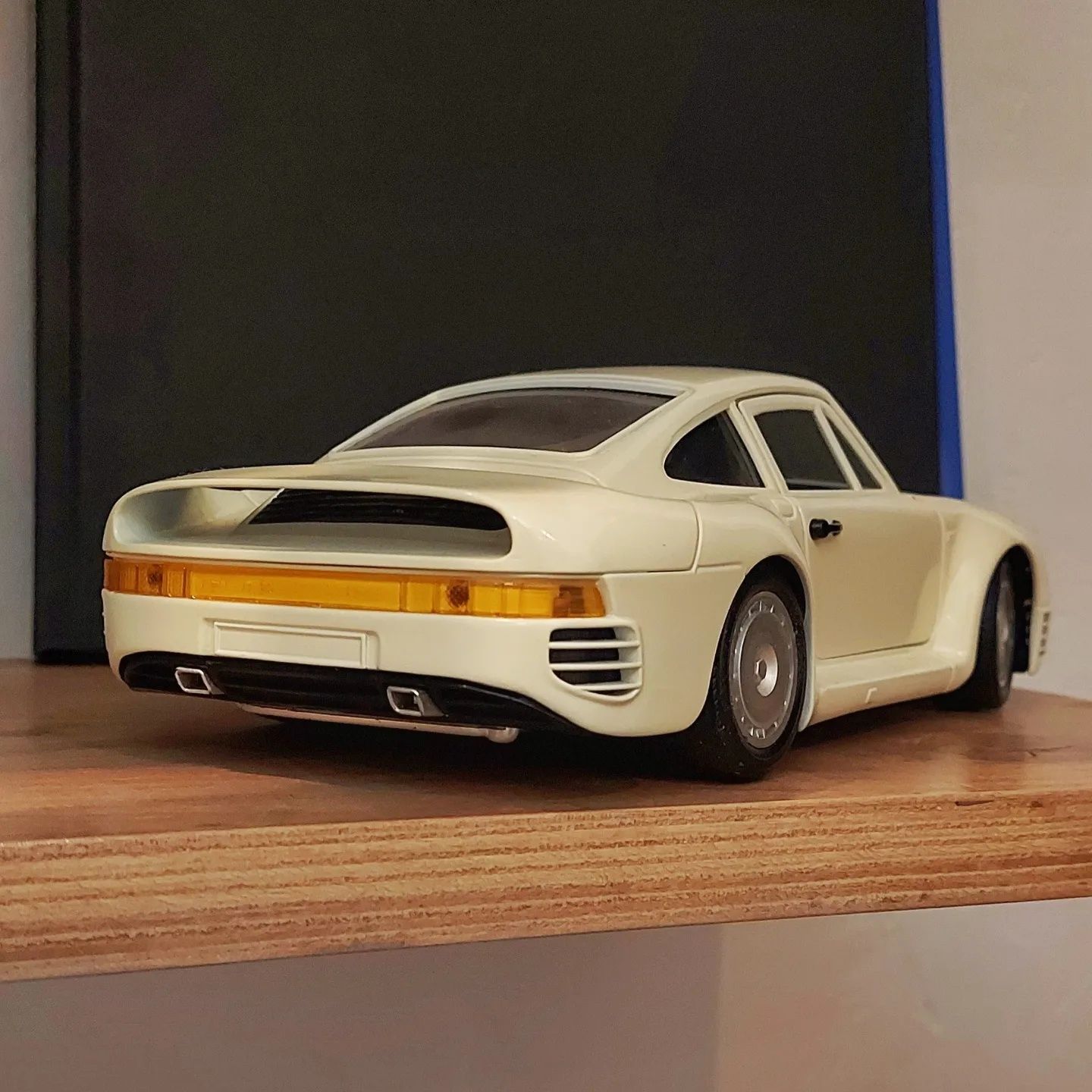 Вінтажна  модель 1:18 Porsche 959 Polistil