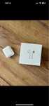 Lewa słuchawka airpods z etui ładujacym