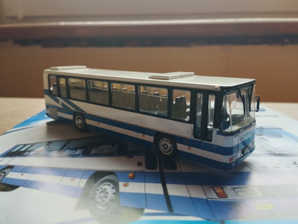 Deagostini model autobusu z serii Kultowe Autobusy PRL-u. Model Autos