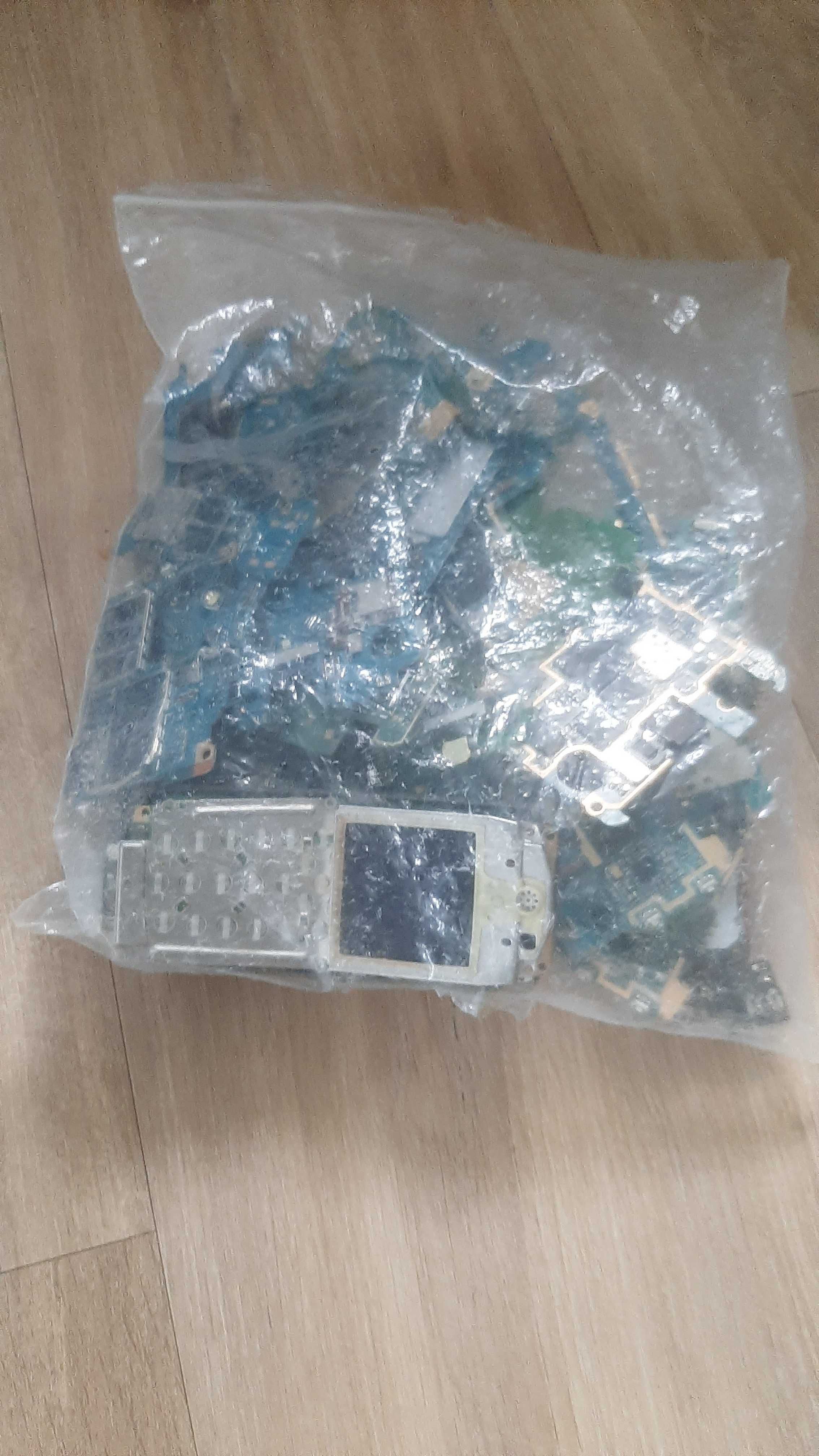 Tablety, nawigatory i telefony na części, demontaż