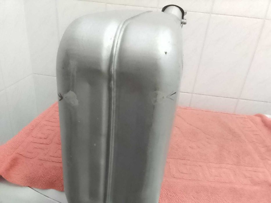 Вишукуванна ємність-бак