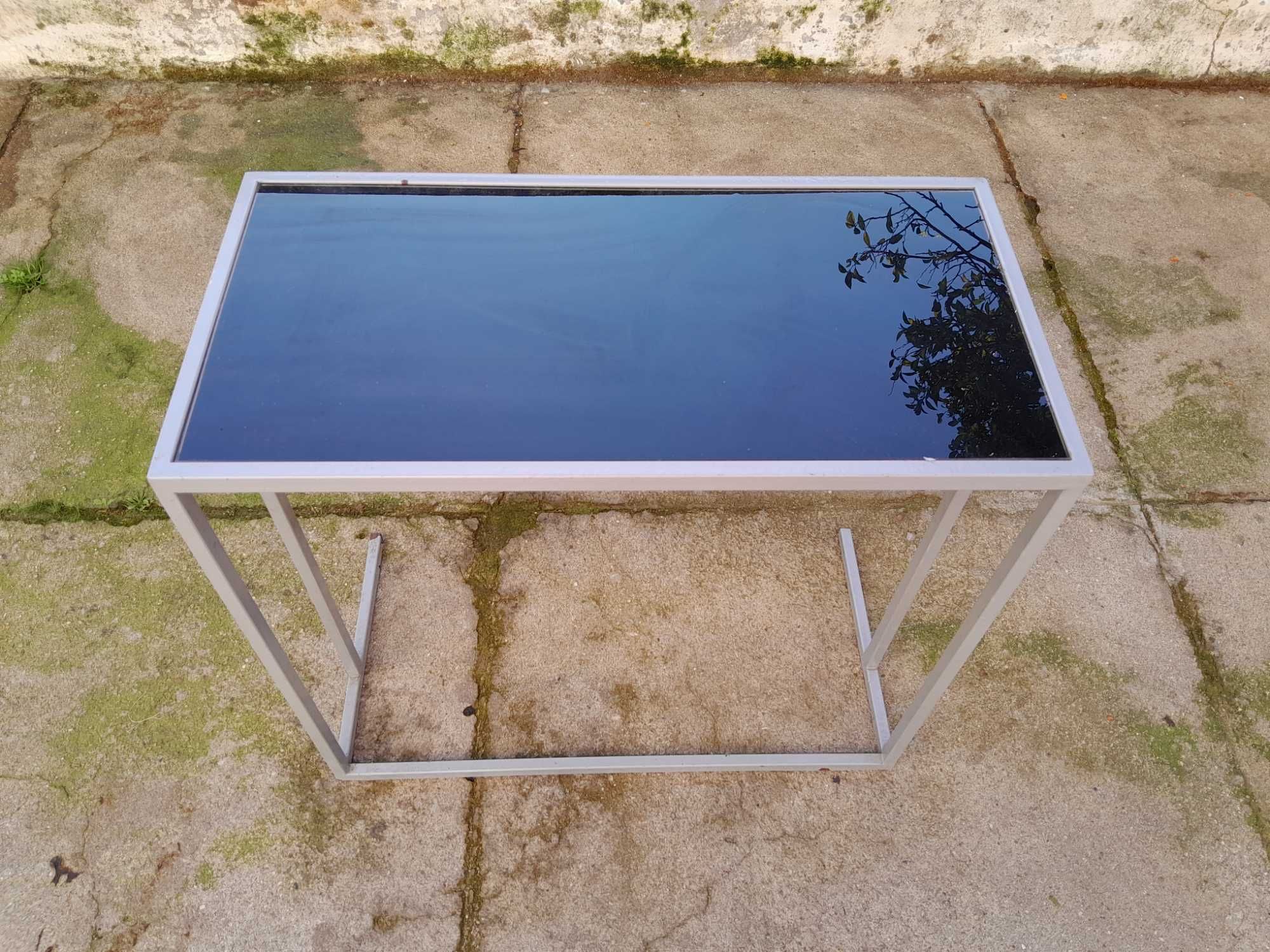 Mesa de vidro com pés