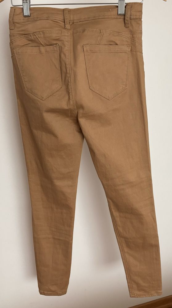 Calças em polipele, de cor Camel nº 40/L
