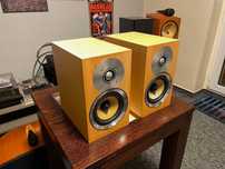 Kolumny podstawkowe monitory Bowers & Wilkins CM1