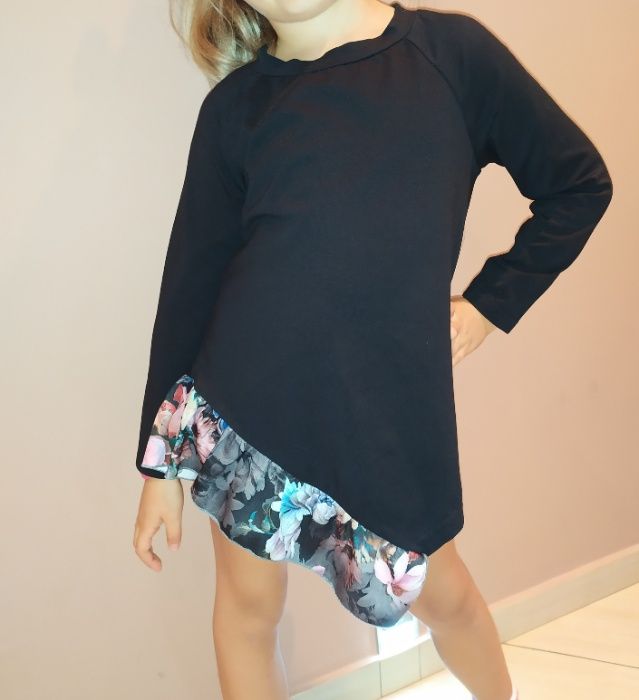 Tunika czarna z falbanką kwiaty produkt Polski