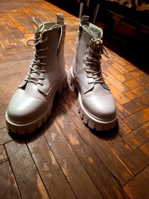 Жіночі черевики, 40 розмін, беживого кольору.