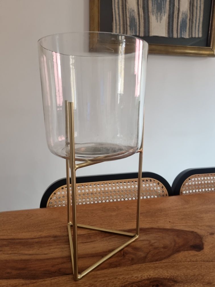 Vaso em vidro com suporte dourado