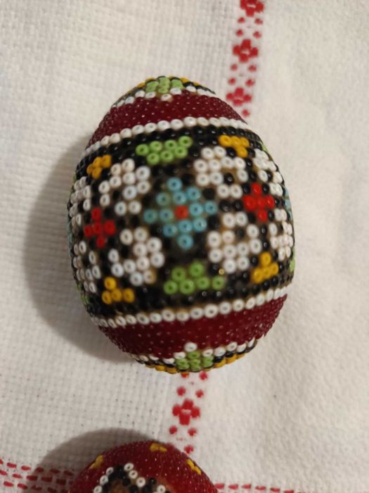 5 ovos às cores, feitos com missangas