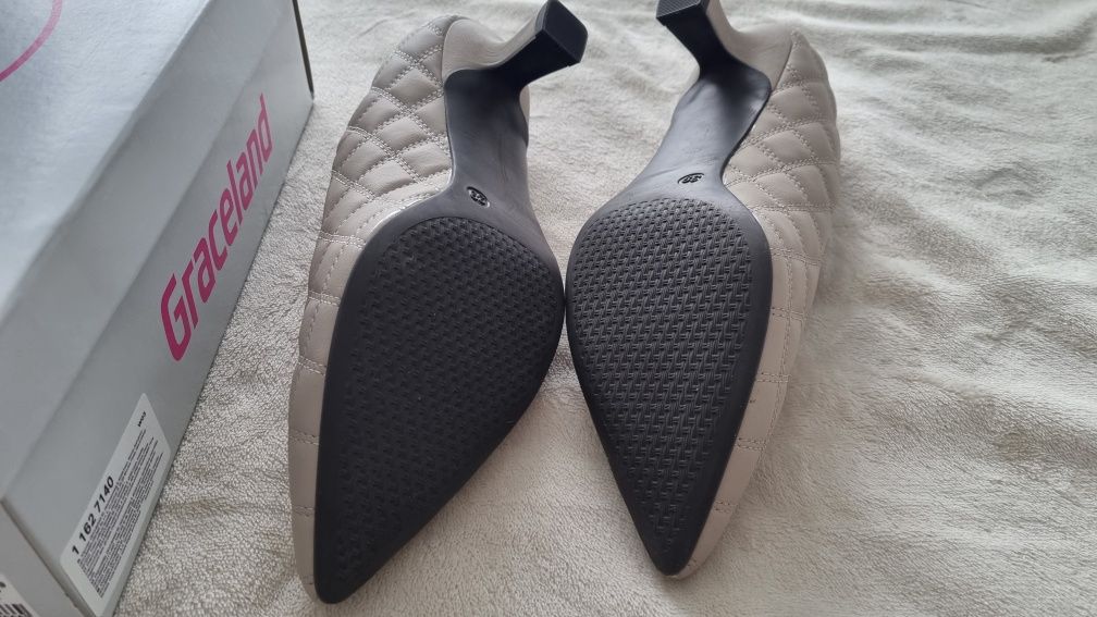 Buty pikowane rozmiar 39 beż