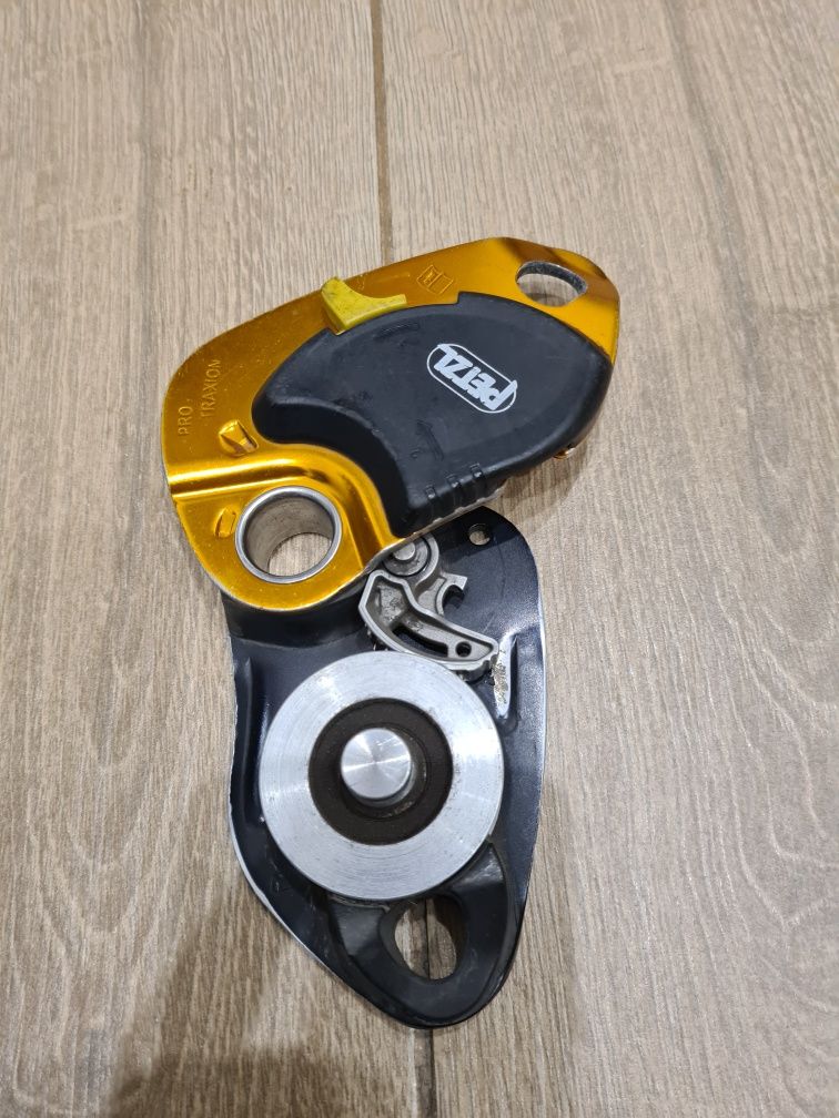 Petzl Pro Traxion. Спорядження альпінізм