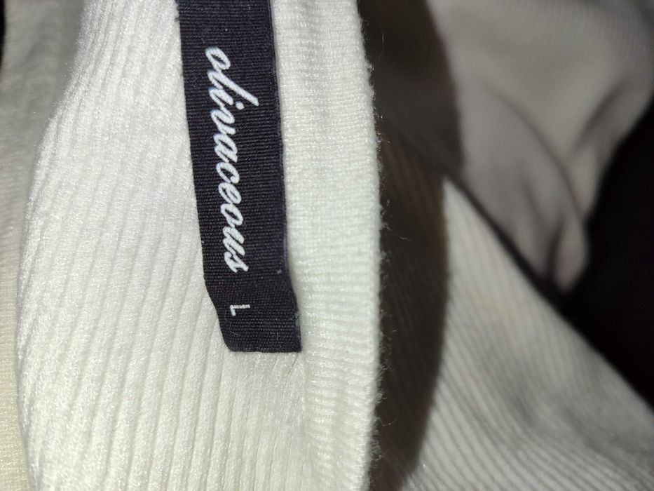 Красивая белая кофта