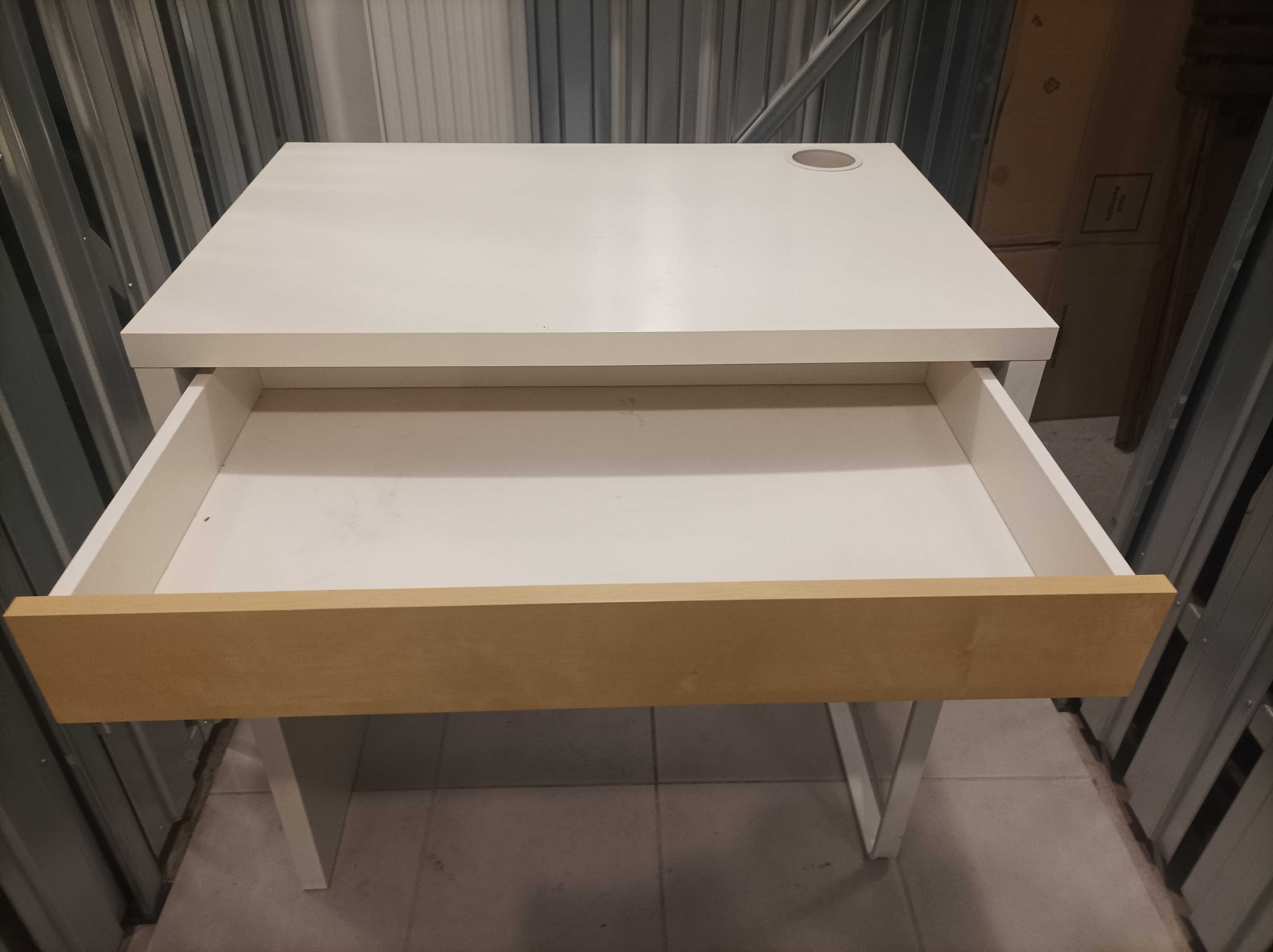 Białe biurko IKEA micke