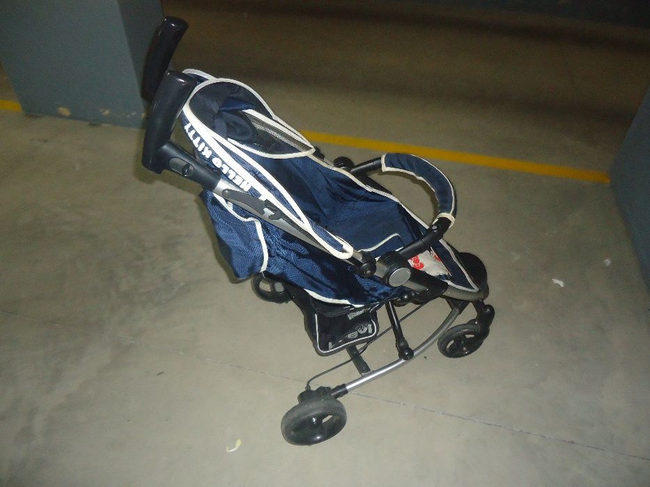 Vende-se carrinho de bébé