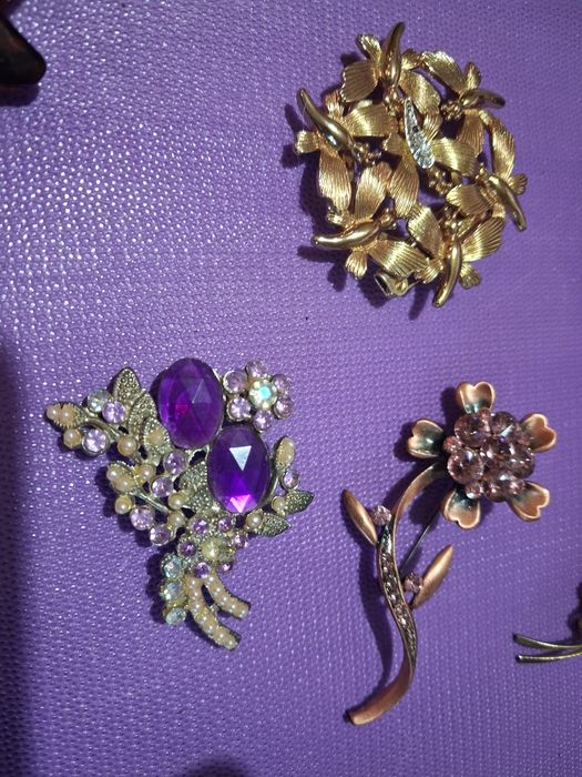 Броши невеликі, є декілька старих