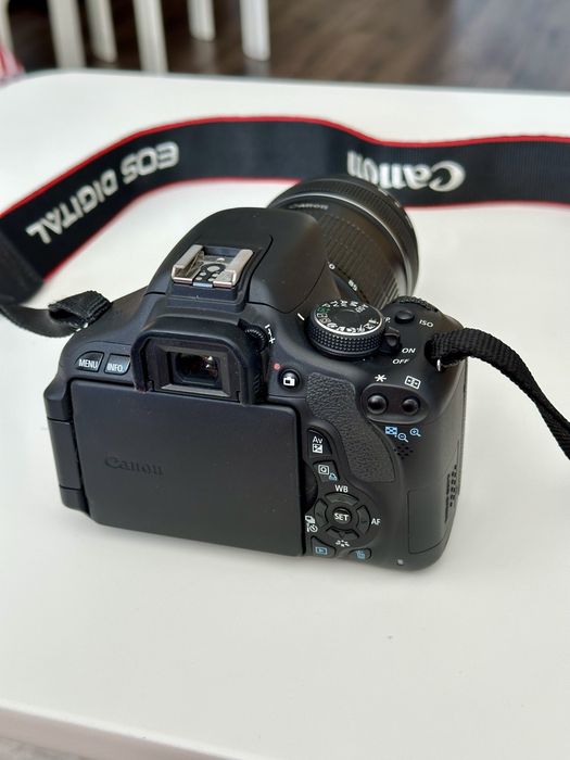 Дзеркальний фотоапарат Canon EOS 600D + об'єктив EF-S 18-135mm + сумка