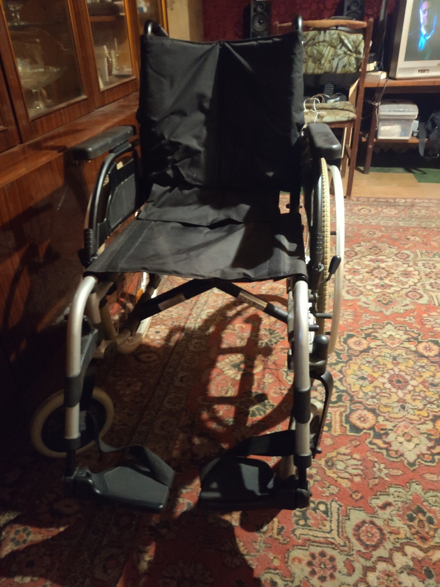 Продам инвалидную коляску basix 2
