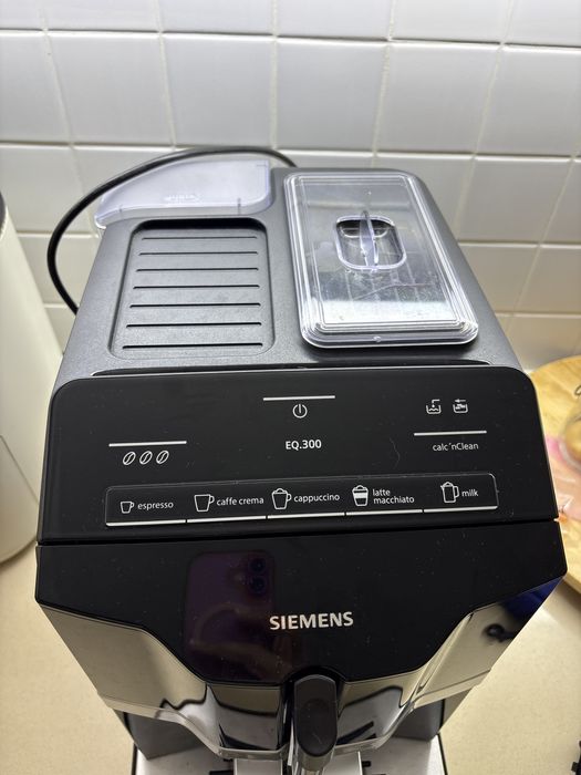 Máquina de café automática EQ300 com moinho de café cerâmica.