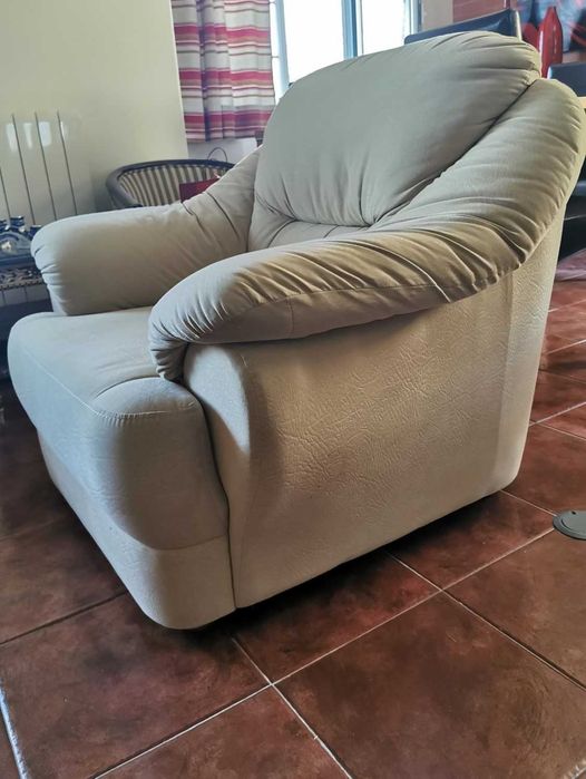 Conjunto 3 sofás cor bege, 1 de 3 lugares e 2 poltronas individuais