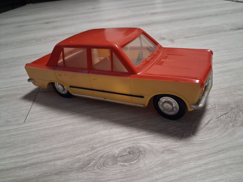 Fiat 125p zabawka kolekcjonerska prl