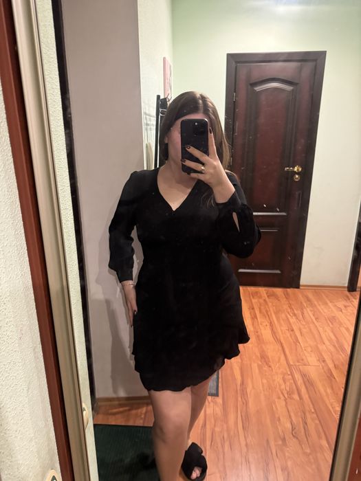 Чорна сукня з імітацією корсета