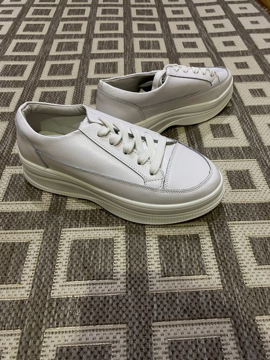 Кросівки жіночі