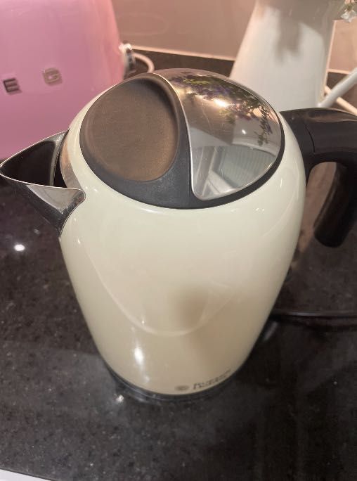 Jarro Elétrico design Vintage - RUSSELL HOBBS Creme (2400 W - 1,7 L)