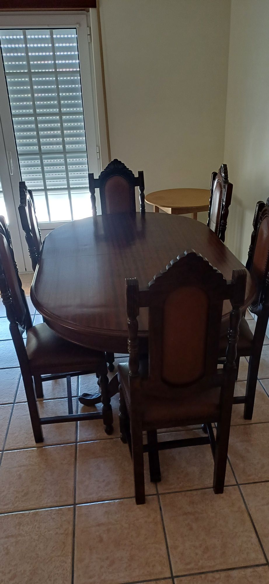 Mesa maçiça em bom estado para venda com cadeiras