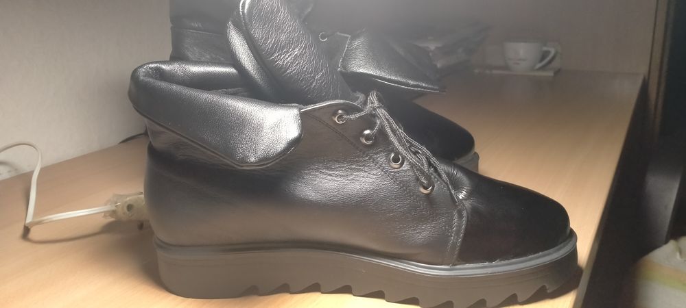 Продается кожаные новые утепленые ботинки женские.