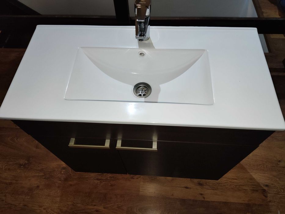 Szafka z umywakla i bateria