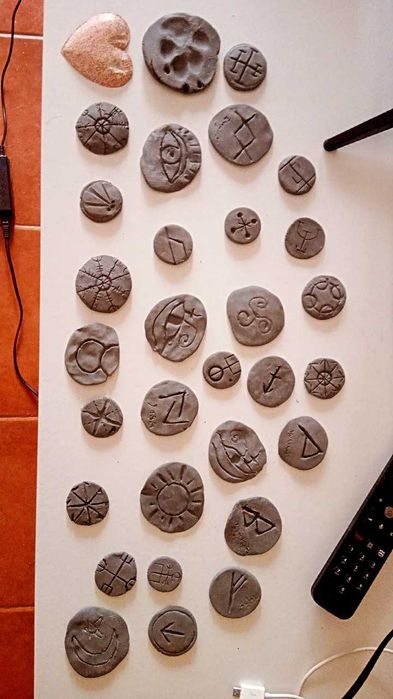 Peças de barro simbólicas