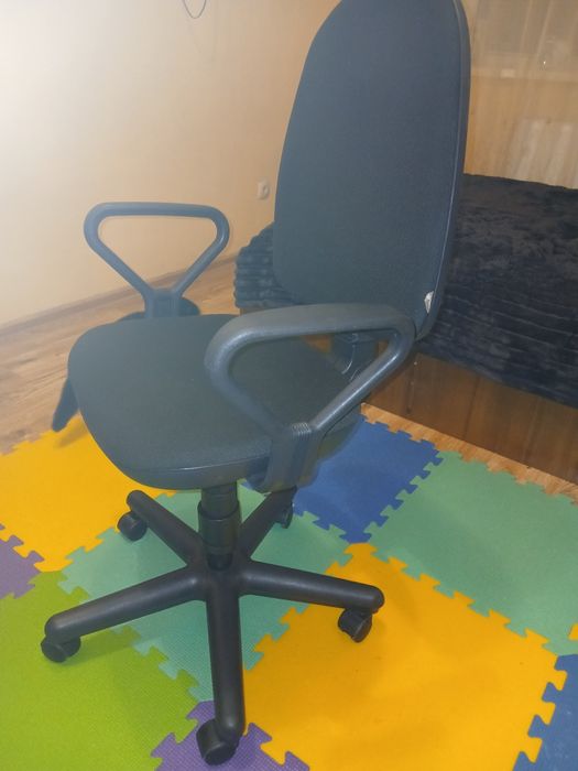 . Продам комп'ютерне крісло.