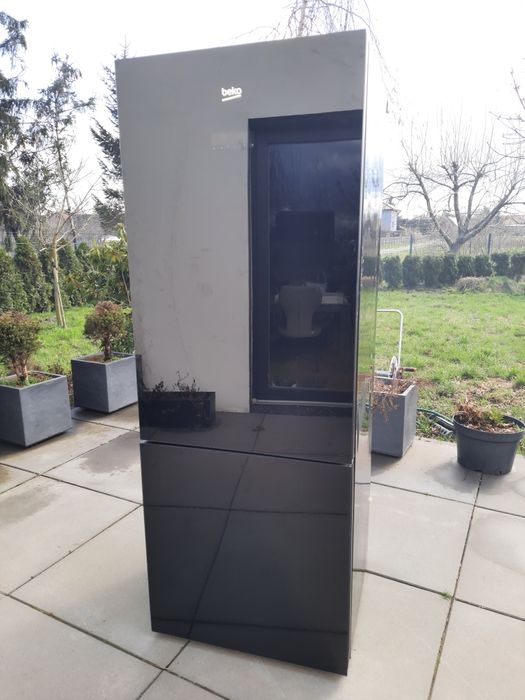 Czarna szklana lodowka Beko zamrazarka