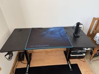 Biurko Ultradesk LEVEL V2 140cm Regulacja wysokości Czarno-niebieskie