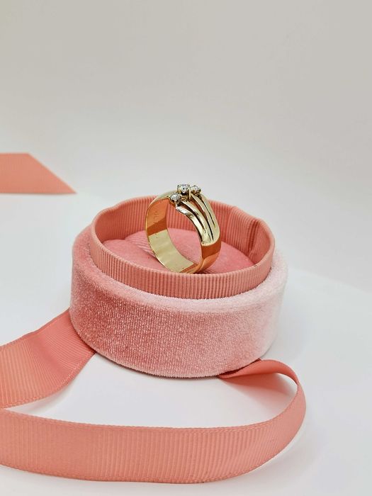 Złoty pierścionek z brylantami, 2 różne boki.