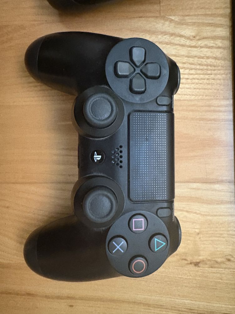 Playstation 4 Slim + dwa pady Dualschock 4