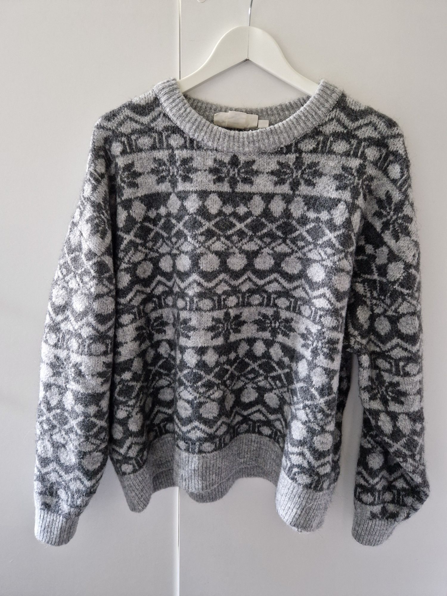 Stylowy, ciepły sweter marki H&M, idealny na jesienne i zimowe dni