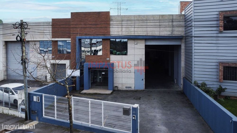 Armazém inserido em Zona Industrial
