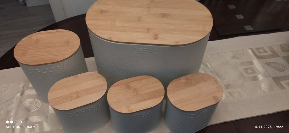 Pojemniki do kuchni z chlebakiemm