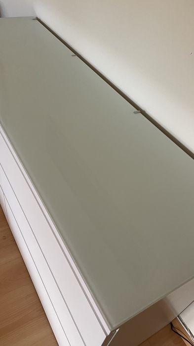 Cômoda IKEA MALM branca com tampo de vidr	o - 6 gavetas