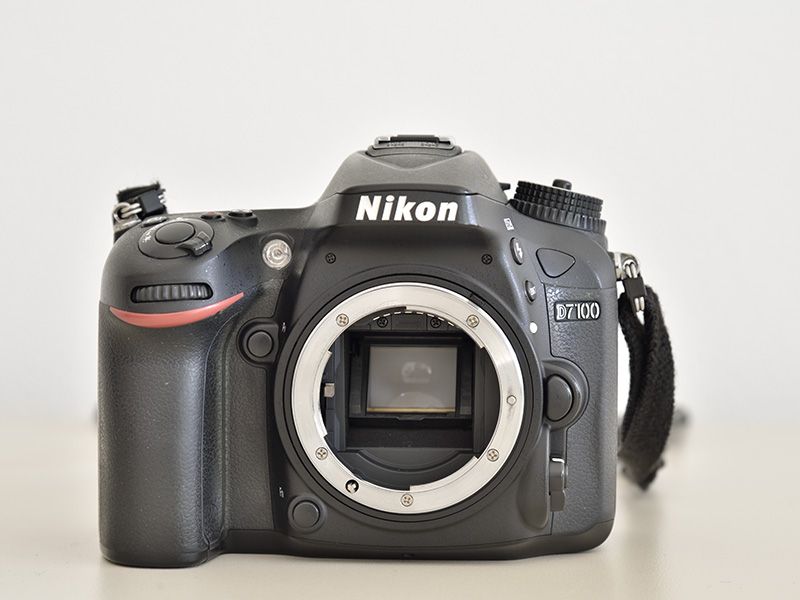 Máquina fotográfica Digital Nikon D7100 + objetiva AF Nikkor 24mm f2.8