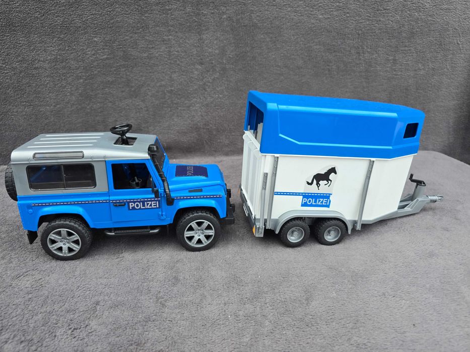 Bruder Land Rover z przyczepą