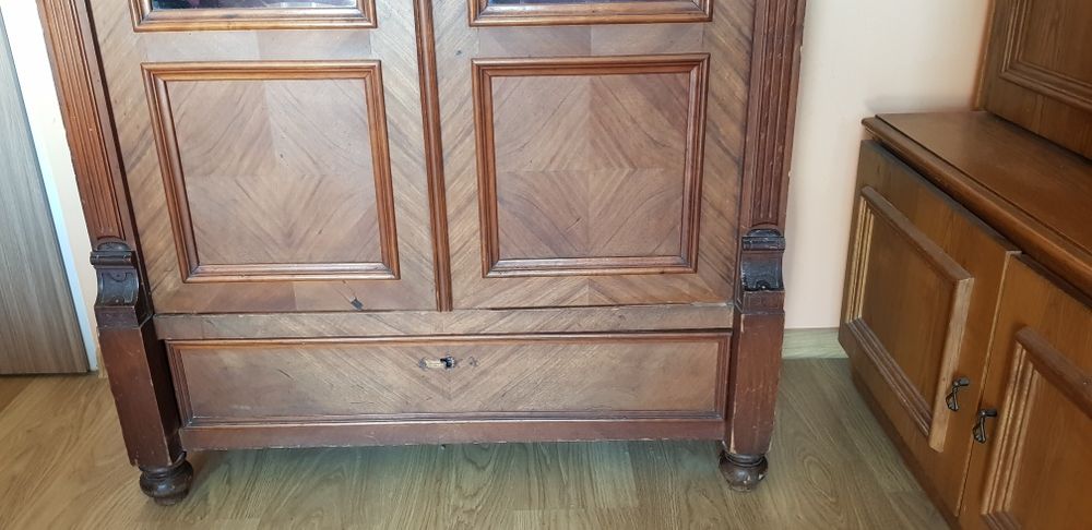 Biblioteczka elektyczna w okleinie orzechowej