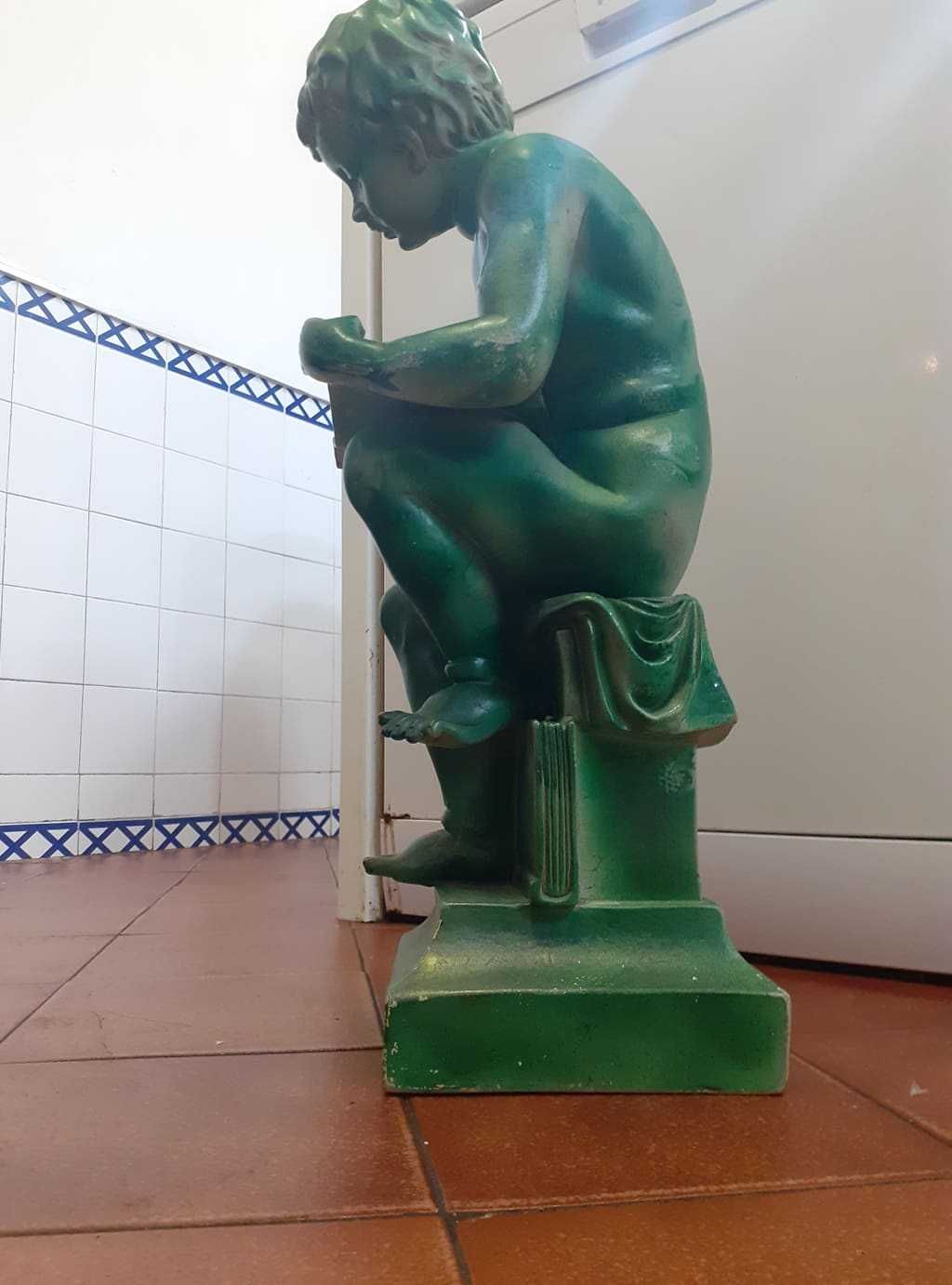 escultura menino verde