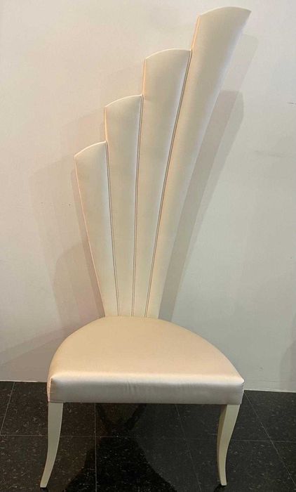 Cadeira design moderno em branco pérola de exposição