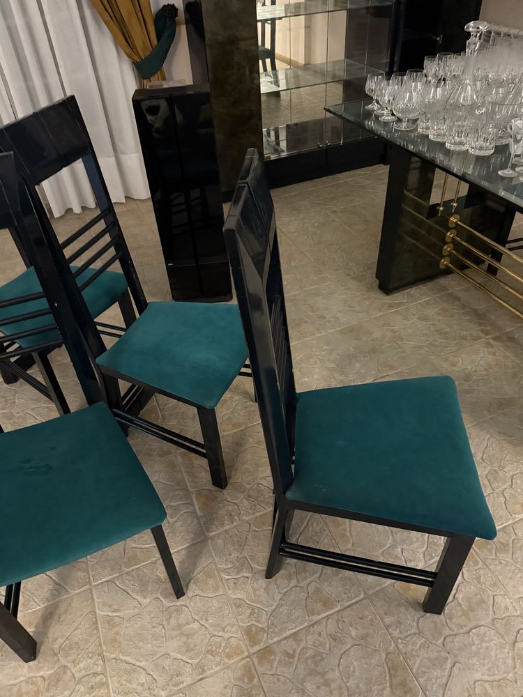 Mesa + 6 cadeiras e movel cristaleira