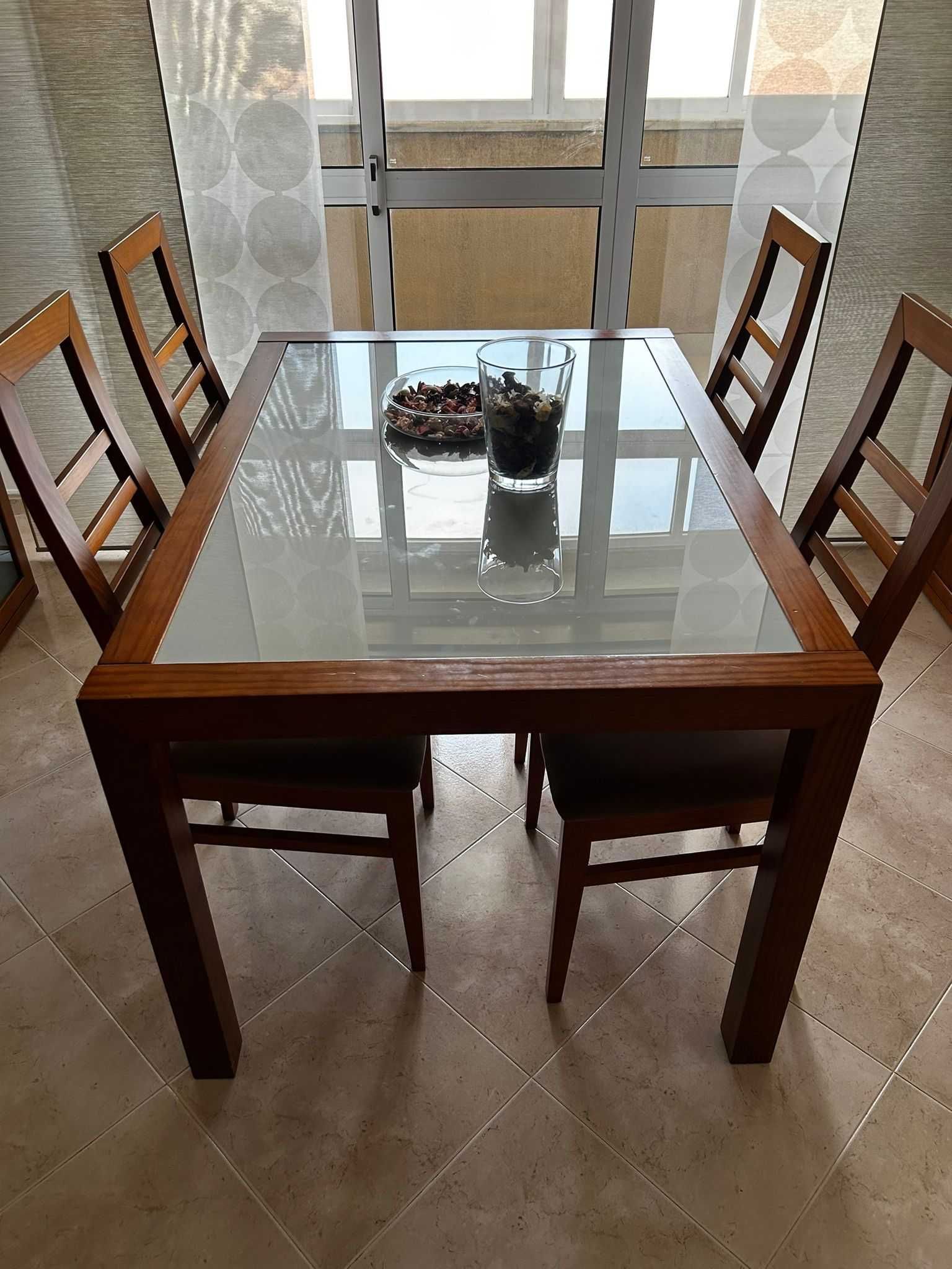 Mesa sala de jantar com 4 cadeiras