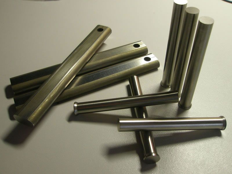 Пуансони, матриці для пробивних пресів.