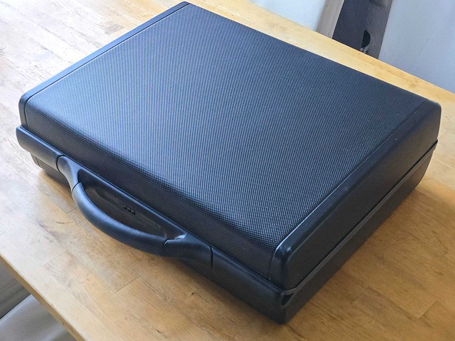 Новий портфель Samsonite з твердим корпусом.