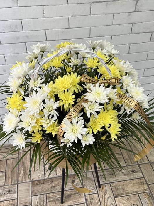 Похоронні корзини з живих квітів